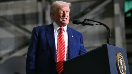 Donald Trump autorisé par la Cour suprême à révoquer le statut légal d’un demi-million d’immigrés