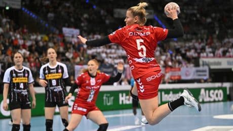Bundesligen der Frauen: Abseits des Rasens wird es dunkel