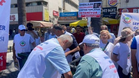 İzmir'de emekliler "Açlığa mahkum edildik" diyerek çöpten yiyecek topladı