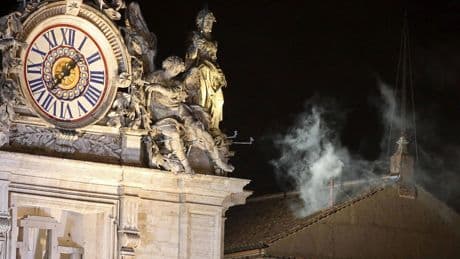 Qué es la fumata blanca y negra que aparecerá en el cónclave del Vaticano: así se elige al nuevo Papa