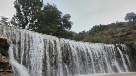 La piscina natural de Huesca con una cascada de 10 metros ideal para una escapada de verano