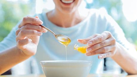 Cómo ayuda la miel a reducir el acné y calmar la piel de forma natural
