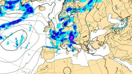 Meteo, allerta supercelle su mezza Italia: «Sistemi temporaleschi alti fino a 12 km». Bomba d'acqua a Firenze, temporali a Milano