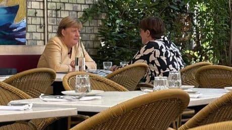 Beim Italiener mitten in der Merz-Krise - Über wen Merkel und Esken hier tuscheln