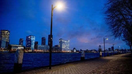 Gemeente Rotterdam grijpt in tegen straatraces door wegen af te sluiten