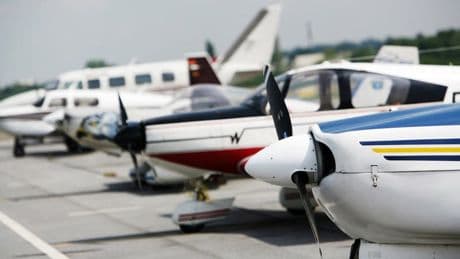 "Le pilote m'a laissé prendre les commandes": dans un aérodrome, au château de Versailles… ces lycéens racontent leur stage de rêve