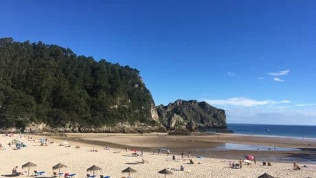 Ni la de Gulpiyuri ni la de San Lorenzo: esta es la playa con el agua más caliente de Asturias