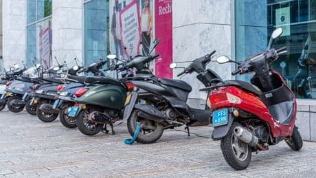 Univé: 'Scooterrijder die sjoemelt met de naam op polis is niet meer verzekerd'
