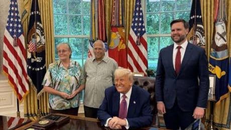 Dal Papa 500 euro ai dipendenti e 5mila cornetti ai clochard. E il fratello va da Trump