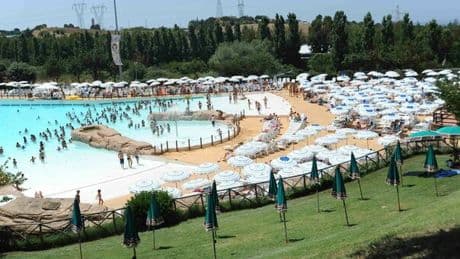 Gallipoli, bambino di sette anni cade nella piscina di un parco acquatico e rischia di annegare: è gravissimo