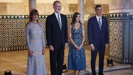 Los Reyes saludan dos veces a Sánchez y su esposa por un error de protocolo