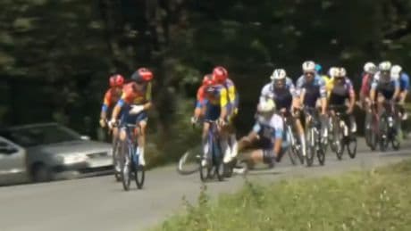 Un manifestante pro Palestina provoca la caída del ciclista Javi Romo en la Vuelta a España
