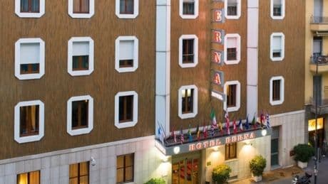 Milano, dipendente di un hotel accoltellato da un collega: è in pericolo di vita. Aggressore in fuga, è un detenuto