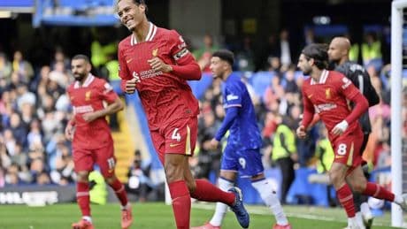 Scorende Virgil van Dijk kan niet voorkomen dat Arne Slot met kampioen Liverpool verliest bij Chelsea