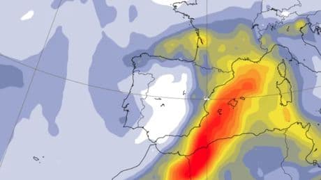 Los meteorólogos llevan días avisando de que el sur de España llegaría a los 35 grados este domingo. El Sahara tenía otra idea