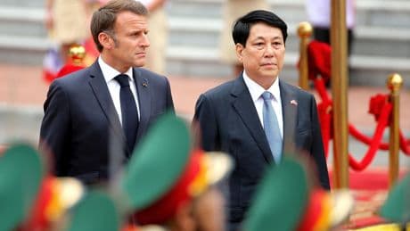 Au Vietnam, le président Macron offre une « troisième voie » face aux États-Unis et à la Chine