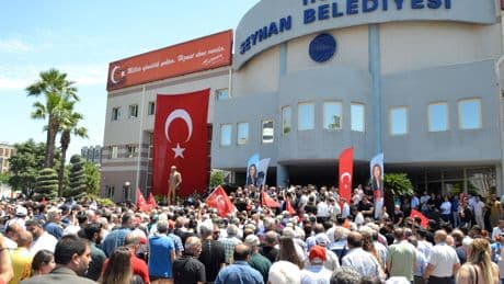 Seyhan Belediyesi önünde halkla açıklama: “Darbe girişimine diz çökmeyeceğiz”