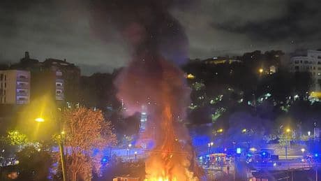 Un herido en el incendio de un asentamiento chabolista en el barrio de Vallcarca