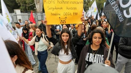 Les Chypriotes turcs manifestent contre le port du voile au lycée public