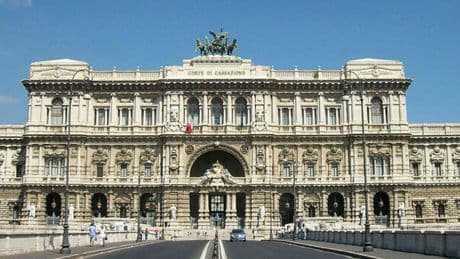 Padri separati, se il reddito diminuisce va ridotto l?assegno ai figli: la sentenza della Cassazione
