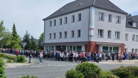Bittere Bilder aus Bitterfeld - Stundenlang Schlange stehen  für den Arzttermin