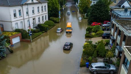 Hochwasser in NRW! - In Mönchengladbach werden Straßen zu Flüssen