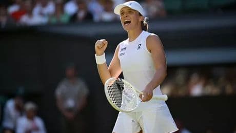 Iga Swiatek matches 114-year Wimbledon record as Amanda Anisimova blown away in final