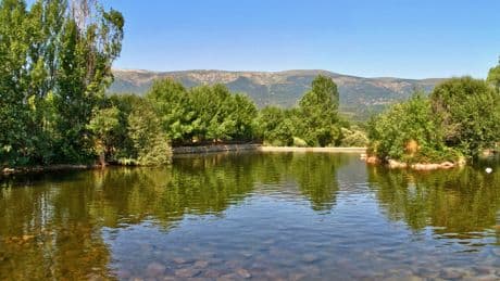 Piscinas naturales, kayak y fiestas: los planes más buscados para escapar del calor en Madrid