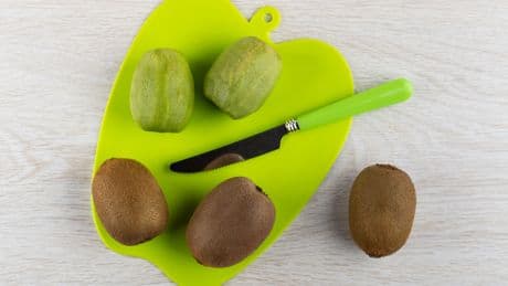 Glas statt Messer: Mit diesem Trick schälen Sie Kiwis in Sekunden
