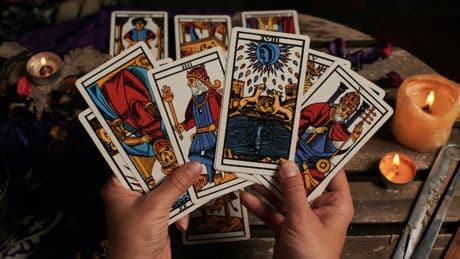 Investigada por estafar a su tía con varios pagos de llamadas a líneas del tarot