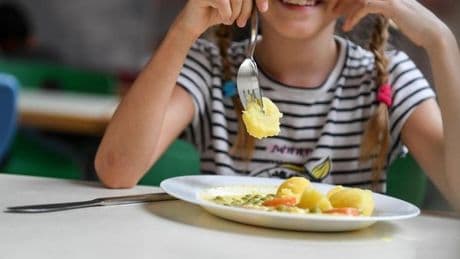 Haushaltsnot: Bleiben Schulessen und Schülerkarte kostenlos?