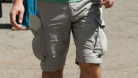 "Eric de la compta peut venir en chemisette": entre shorts, tongs et débardeurs, que peut-on vraiment porter au travail avec ces chaleurs terribles?