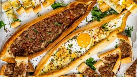 40 yıllık pide ustası sırrını paylaştı! Bu kıymalı yumurtalı pide tarifiyle fırınlara meydan okuyacaksınız!