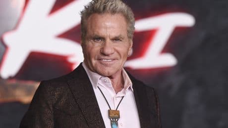 Expulsan a Martin Kove de una convención por morder a una actriz de 'Cobra Kai'