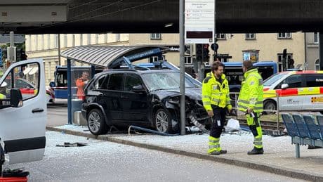 München - Auto rast in Bushaltestelle! Mehrere Verletzte