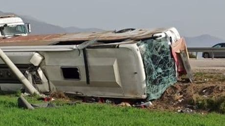 Yolcu otobüsü direğe çarptı! 28 yaralı