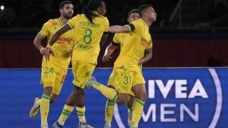 Calciatori obbligati a indossare il simbolo Lgbt. Ma l'attaccante islamico si rifiuta