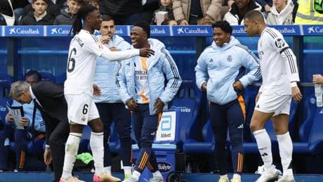 El Real Madrid mantiene la pelea por el liderato tras ganar al Alavés pese a la expulsión de Mbappé en la primera parte