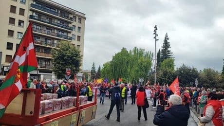 Los pensionistas vascos reúnen más de 145.000 firmas para equiparar la pensión mínima con el SMI