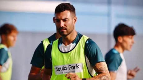 Álex Pastor se retira del entrenamiento con muletas y preocupa la gravedad de la lesión