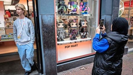 De hype rond Labubu’s: hoe het bedrijf achter een pluizig monstertje miljarden waard werd