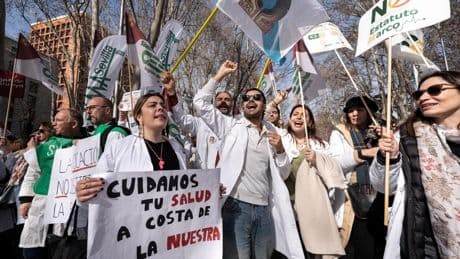Los médicos piden mejoras en cuatro puntos clave del Estatuto Marco para aplazar la huelga del 23 de mayo