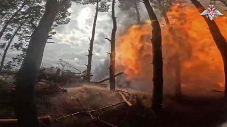 Rusia acusa a Ucrania de un ataque mortal con drones en Jersón mientras que Kyiv lo niega