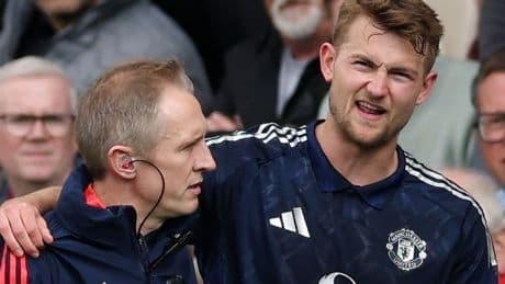 Weer domper voor De Ligt: vier dagen na rentree opnieuw geblesseerd van veld