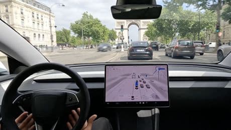 Una Tesla a guida autonoma a Parigi ha affrontato la rotonda più difficile del mondo: l’Arco di Trionfo