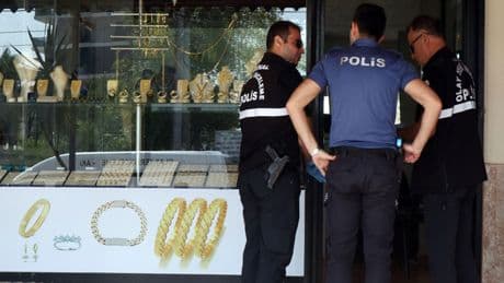 Kuyumcudan 750 bin liralık hırsızlık; bileziği çalıp kaçtı