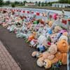 Knuffels gestolen bij herdenkingsplek Jeffrey en Emma, één verdachte aangehouden