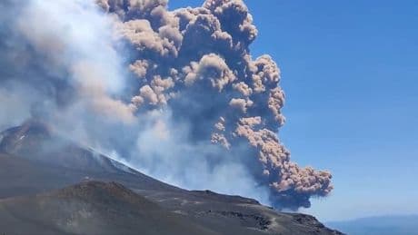 Etna: le volcan italien entre en éruption, un épais nuage visible dans le ciel