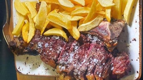 Brasas en el centro de Algorta: chuleta de vaca vieja, mejillones y pulpo