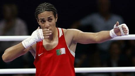 Imane Khelif, stop della federazione mondiale di Boxe: «Senza test sulla sessualità non potrà combattere tra le donne»
